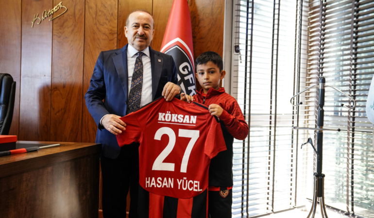 Depremzede Hasan Yücel, Gaziantep FK tesislerinde ağırlandı