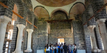 Diyarbakır'daki kilise, "parmak izi" görünümlü kubbeyi görmek isteyen 35 bin kişiyi ağırladı