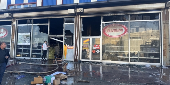 Gaziantep'te iş yerinde çıkan yangın kontrol altına alındı 12 Gaziantep'te iş yerinde çıkan yangın kontrol altına alındı