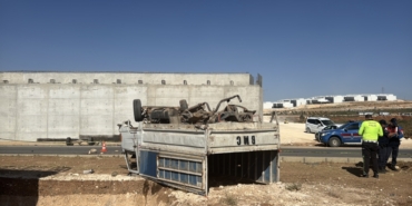 Gaziantep'te kamyonet ile otomobilin çarpıştığı kazada 1 kişi öldü, 1 kişi yaralandı 45 Gaziantep'te kamyonet ile otomobilin çarpıştığı kazada 1 kişi öldü, 1 kişi yaralandı