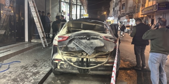 Gaziantep'te park halindeki otomobilde bulunan tüpün patlaması sonucu 1 kişi yaralandı 14 Gaziantep'te park halindeki otomobilde bulunan tüpün patlaması sonucu 1 kişi yaralandı