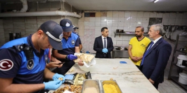 Gaziantep'te tüketim tarihi geçmiş ürün kullanan iş yeri kapatıldı 4 Gaziantep'te tüketim tarihi geçmiş ürün kullanan iş yeri kapatıldı