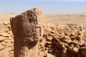 Karahantepe'deki yeni buluntu,"T" biçimli dikilitaşların insan figürü olduğu görüşünü kuvvetlendirdi