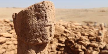 Karahantepe'deki yeni buluntu,"T" biçimli dikilitaşların insan figürü olduğu görüşünü kuvvetlendirdi