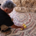 Mardin'de tarihi değirmen temizlenirken yaklaşık 1500 yıllık mozaik bulundu 13 Mardin'de tarihi değirmen temizlenirken yaklaşık 1500 yıllık mozaik bulundu