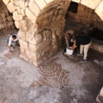 Mardin'de tarihi değirmen temizlenirken yaklaşık 1500 yıllık mozaik bulundu 17 Mardin'de tarihi değirmen temizlenirken yaklaşık 1500 yıllık mozaik bulundu