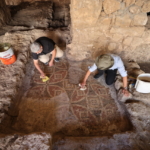 Mardin'de tarihi değirmen temizlenirken yaklaşık 1500 yıllık mozaik bulundu 8 Mardin'de tarihi değirmen temizlenirken yaklaşık 1500 yıllık mozaik bulundu