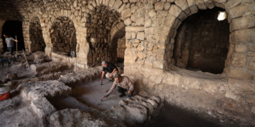 Mardin'de tarihi değirmen temizlenirken yaklaşık 1500 yıllık mozaik bulundu