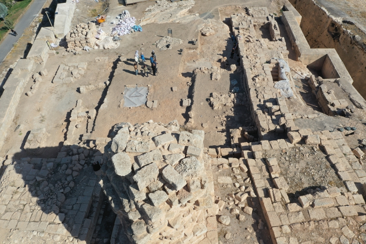 Urfa Kalesi'nde 5. yüzyıla ait yazıtlı mozaik gün yüzüne çıkarıldı