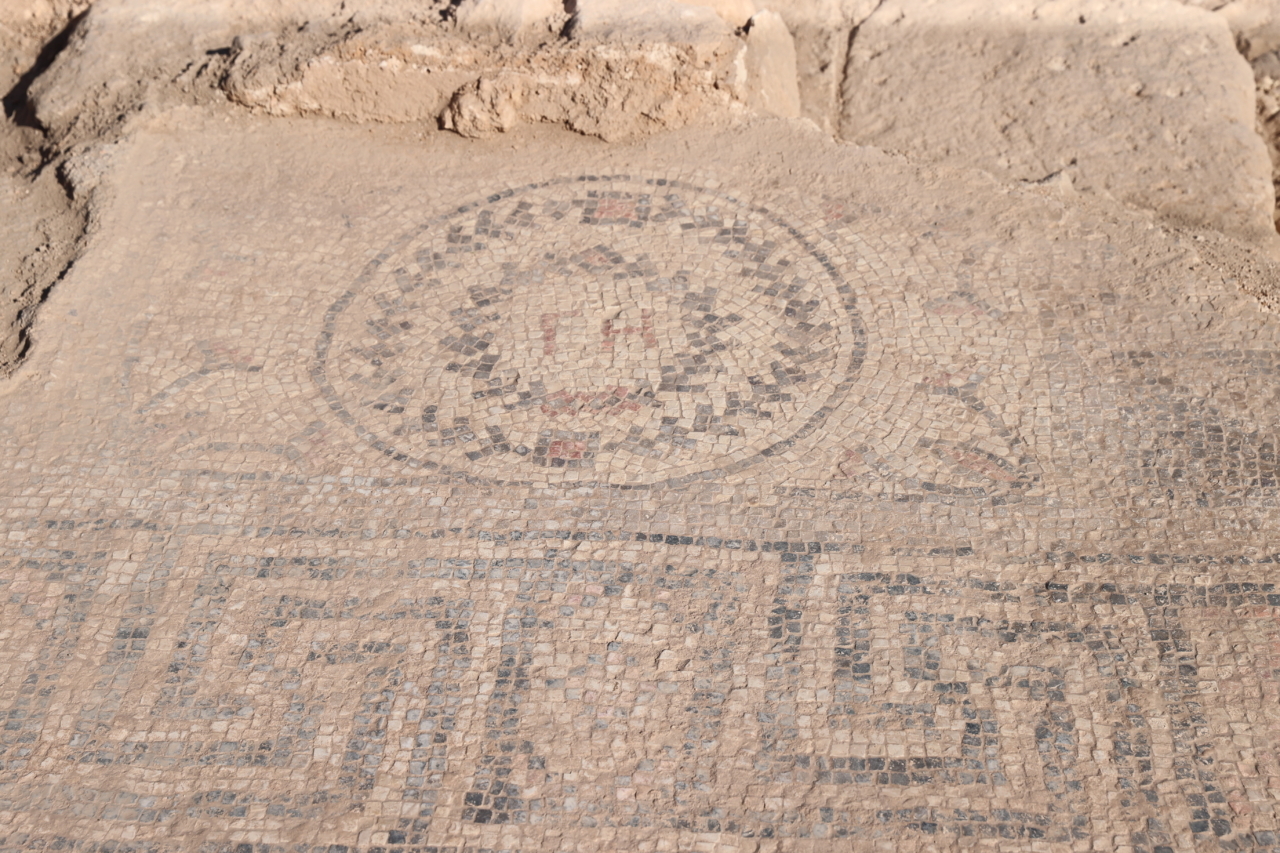 Urfa Kalesi'nde 5. yüzyıla ait yazıtlı mozaik gün yüzüne çıkarıldı