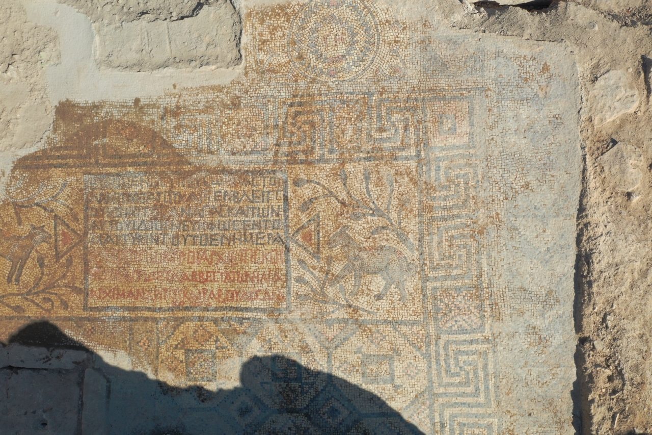 Urfa Kalesi'nde 5. yüzyıla ait yazıtlı mozaik gün yüzüne çıkarıldı