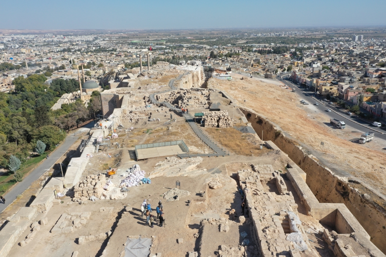 Urfa Kalesi'nde 5. yüzyıla ait yazıtlı mozaik gün yüzüne çıkarıldı