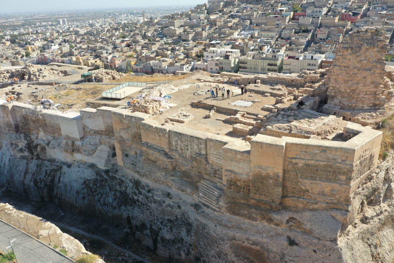 Urfa Kalesi'nde 5. yüzyıla ait yazıtlı mozaik gün yüzüne çıkarıldı