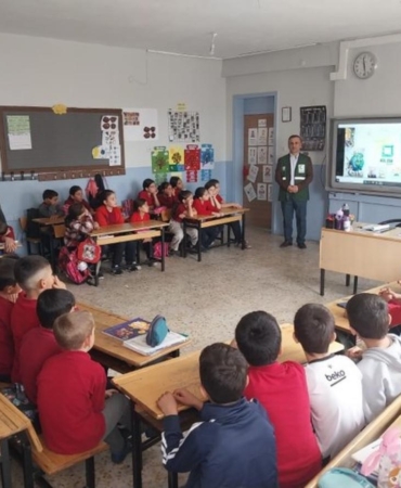 Yeşilay'dan öğrencilere "Teknoloji Bağımlılığı ve Sağlıklı Yaşam" semineri 9 Yeşilay'dan öğrencilere "Teknoloji Bağımlılığı ve Sağlıklı Yaşam" semineri