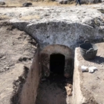 Adıyaman'daki Tharsa Antik Kenti'nde 1800 yıllık oda mezarı bulundu