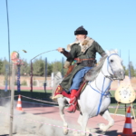 Akrobat baba-kız, geleneksel atlı savaş sanatını yaşatıyor