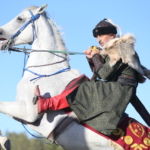 Akrobat baba-kız, geleneksel atlı savaş sanatını yaşatıyor