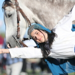 Akrobat baba-kız, geleneksel atlı savaş sanatını yaşatıyor
