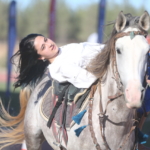 Akrobat baba-kız, geleneksel atlı savaş sanatını yaşatıyor