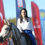 Akrobat baba-kız, geleneksel atlı savaş sanatını yaşatıyor