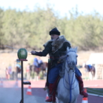 Akrobat baba-kız, geleneksel atlı savaş sanatını yaşatıyor