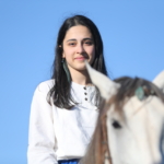 Akrobat baba-kız, geleneksel atlı savaş sanatını yaşatıyor