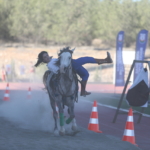 Akrobat baba-kız, geleneksel atlı savaş sanatını yaşatıyor