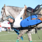 Akrobat baba-kız, geleneksel atlı savaş sanatını yaşatıyor