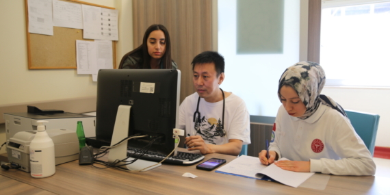 Eruh'ta Çinli doktor hastalara şifa dağıtıyor