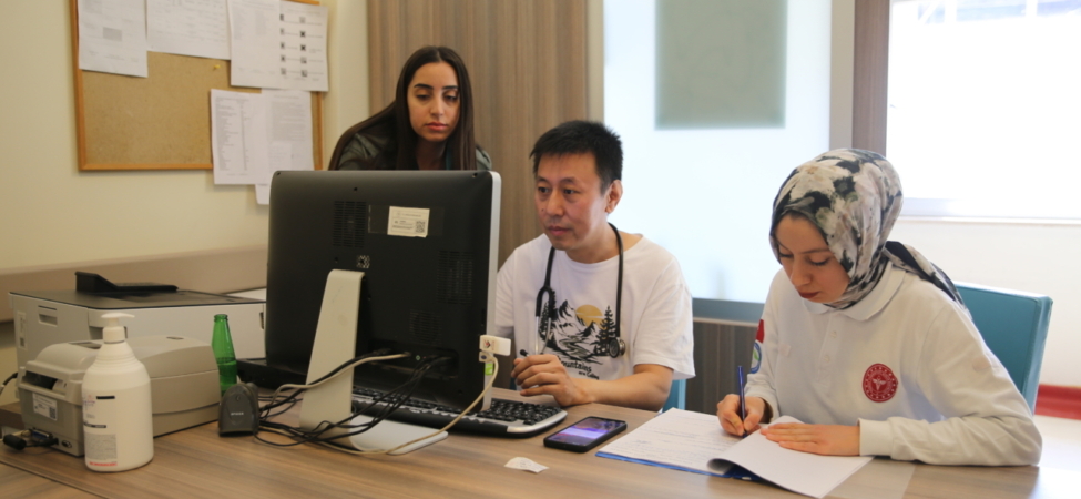 Eruh'ta Çinli doktor hastalara şifa dağıtıyor