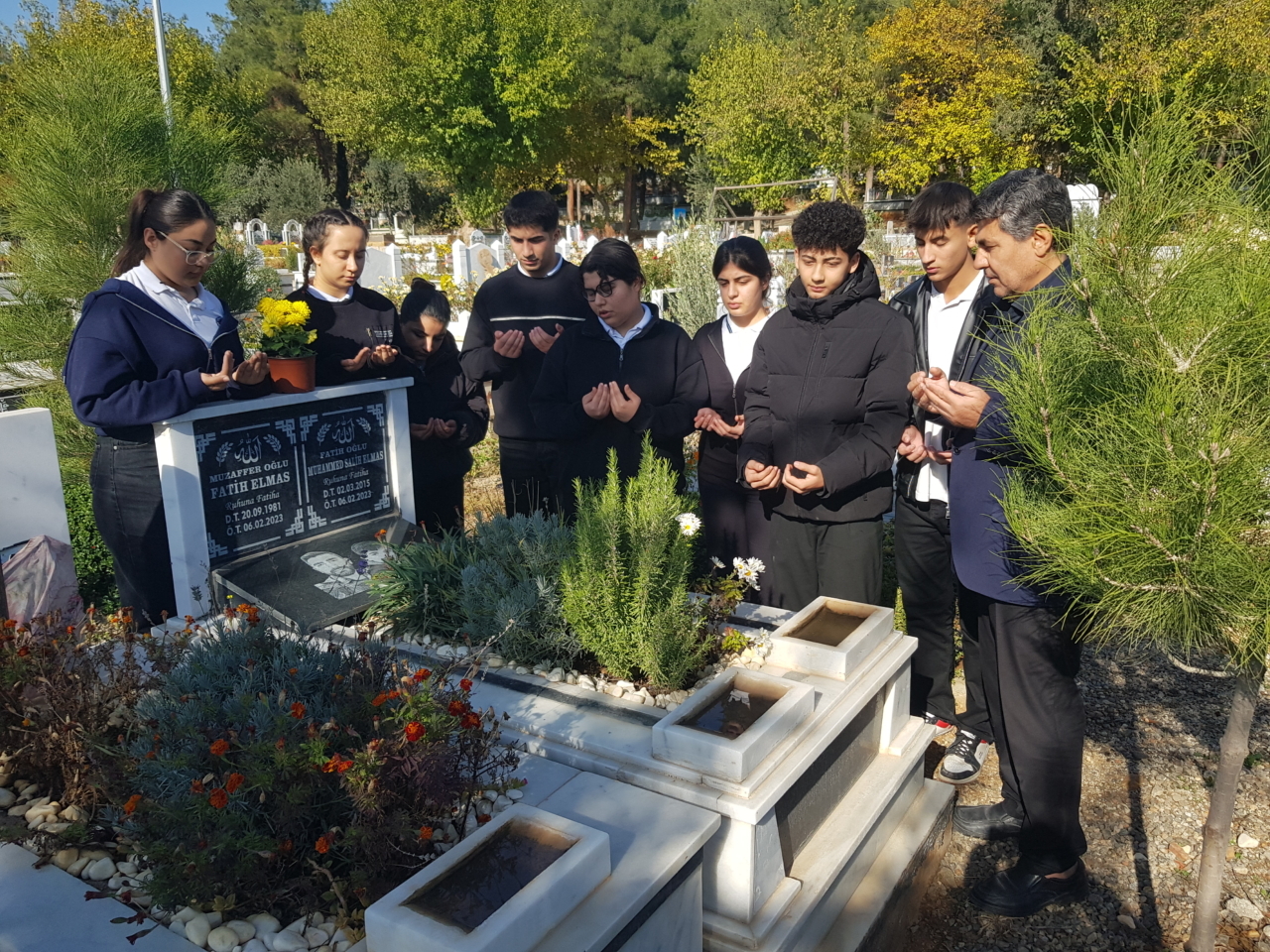 Gaziantep'te depremde hayatını kaybeden öğretmen mezarı başında anıldı