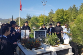 Gaziantep'te depremde hayatını kaybeden öğretmen mezarı başında anıldı 9 Gaziantep'te depremde hayatını kaybeden öğretmen mezarı başında anıldı