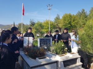 Gaziantep'te depremde hayatını kaybeden öğretmen mezarı başında anıldı