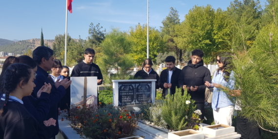 Gaziantep'te depremde hayatını kaybeden öğretmen mezarı başında anıldı 10 Gaziantep'te depremde hayatını kaybeden öğretmen mezarı başında anıldı