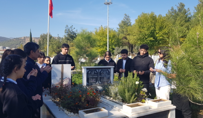 Gaziantep'te depremde hayatını kaybeden öğretmen mezarı başında anıldı