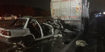 Gaziantep'te kamyon ile otomobilin çarpıştığı kazada 3 kişi öldü