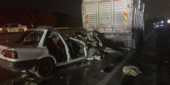 Gaziantep'te kamyon ile otomobilin çarpıştığı kazada 3 kişi öldü 12 Gaziantep'te kamyon ile otomobilin çarpıştığı kazada 3 kişi öldü