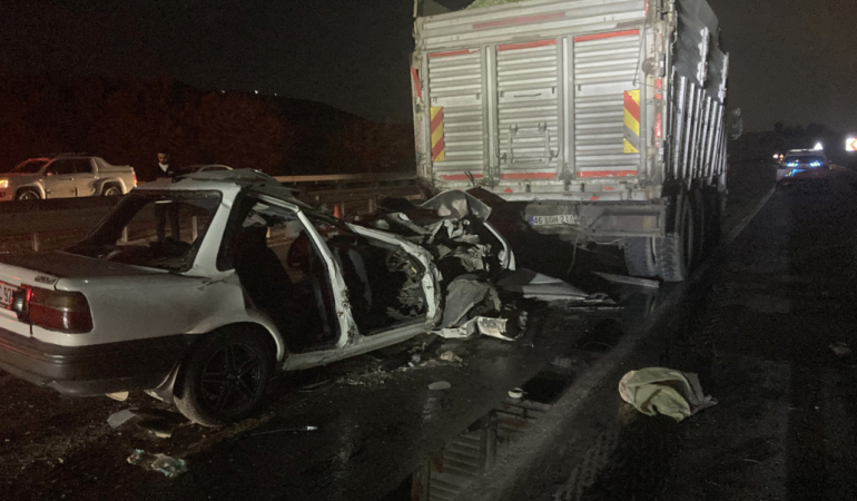 Gaziantep'te kamyon ile otomobilin çarpıştığı kazada 3 kişi öldü