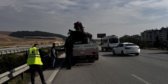 Gaziantep'te orta refüje çarpan araçtaki 1 kişi öldü, 4 kişi yaralandı 11 Gaziantep'te orta refüje çarpan araçtaki 1 kişi öldü, 4 kişi yaralandı