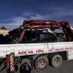 Gaziantep'te orta refüje çarpan araçtaki 1 kişi öldü, 4 kişi yaralandı