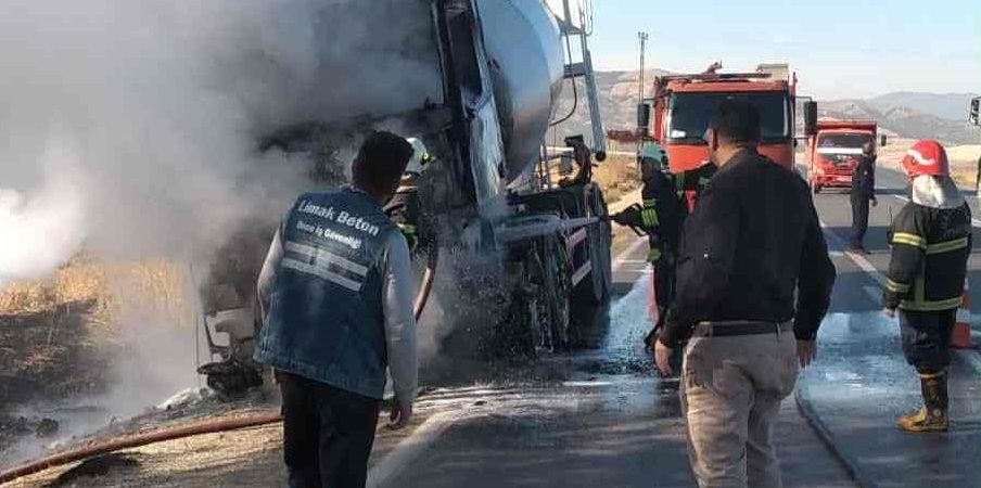 Gaziantep'te seyir halindeki beton mikserinde çıkan yangın söndürüldü 1 Gaziantep'te seyir halindeki beton mikserinde çıkan yangın söndürüldü