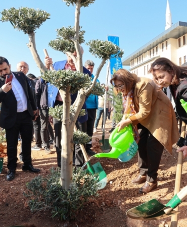 Gaziantep'te "Yeşil Şehirler, Huzurlu Nesiller" sloganıyla fidan dikimi yapıldı 1 Gaziantep'te "Yeşil Şehirler, Huzurlu Nesiller" sloganıyla fidan dikimi yapıldı