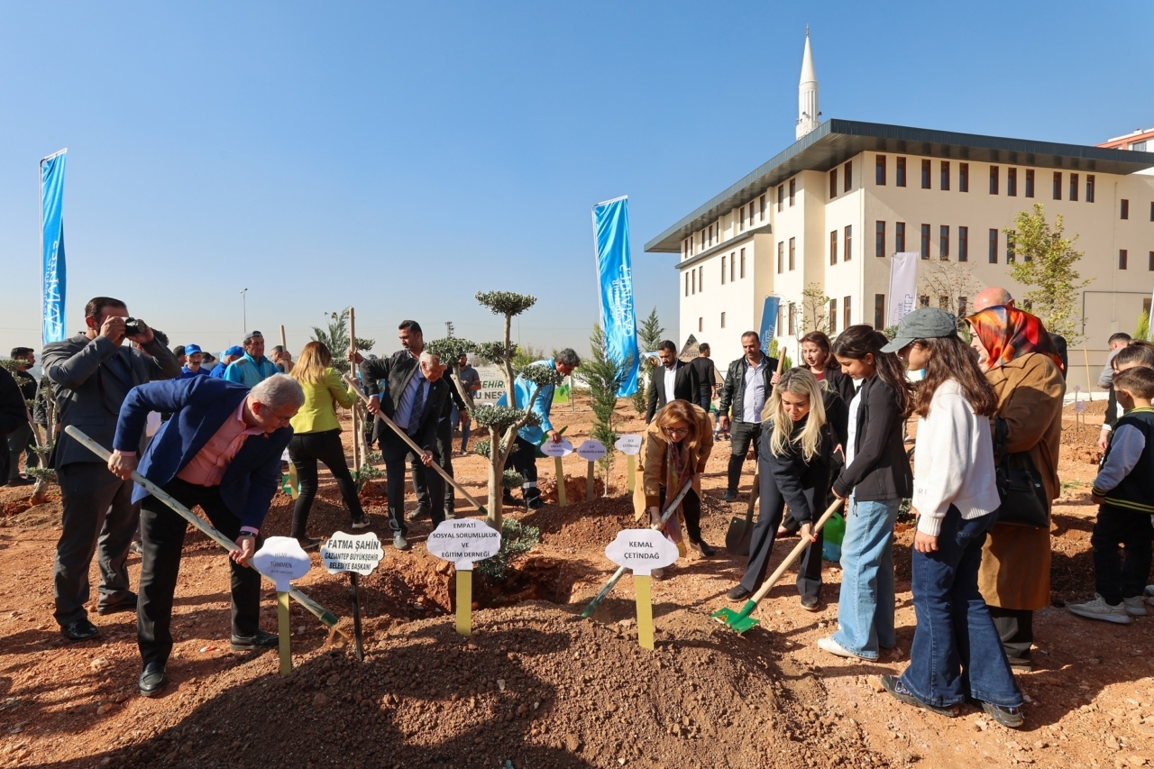 Gaziantep'te "Yeşil Şehirler, Huzurlu Nesiller" sloganıyla fidan dikimi yapıldı