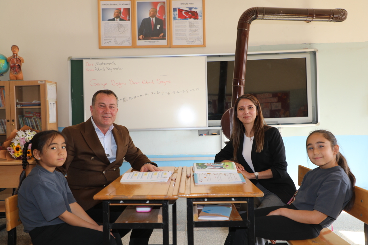 İki öğrencisi için her gün 34 kilometre yol katediyor