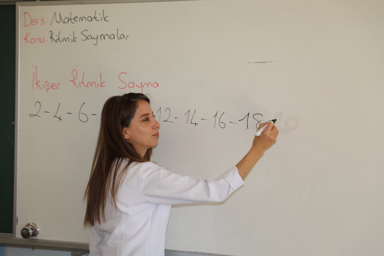 İki öğrencisi için her gün 34 kilometre yol katediyor