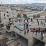 Nurdağı'nda deprem konutlarında son kalıp davul zurna eşliğinde yerine kondu 4 Nurdağı'nda deprem konutlarında son kalıp davul zurna eşliğinde yerine kondu