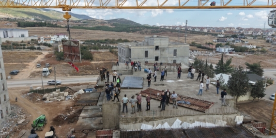 Nurdağı'nda deprem konutlarında son kalıp davul zurna eşliğinde yerine kondu