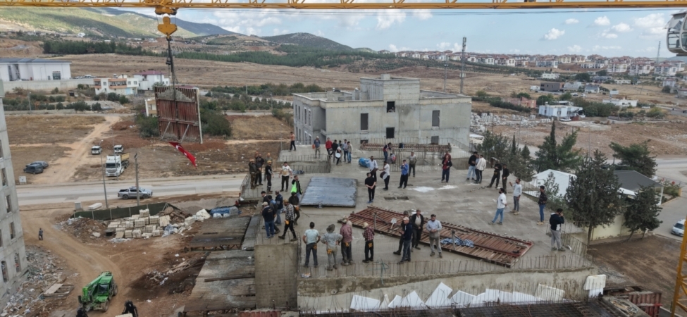 Nurdağı'nda deprem konutlarında son kalıp davul zurna eşliğinde yerine kondu 6 Nurdağı'nda deprem konutlarında son kalıp davul zurna eşliğinde yerine kondu