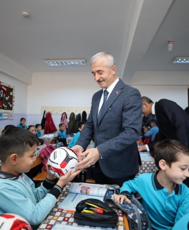 Şahinbey Belediyesinden okulunu temiz tutan öğrencilere top verildi