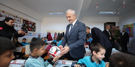 Şahinbey Belediyesinden okulunu temiz tutan öğrencilere top verildi